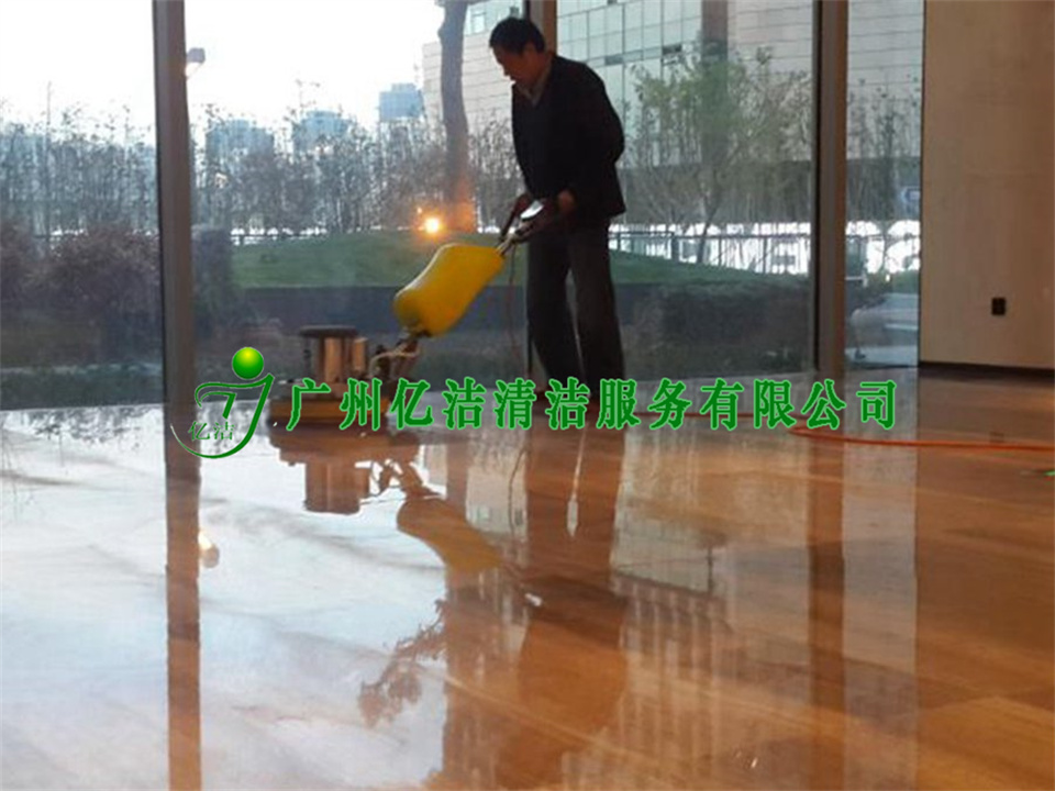 廣州強(qiáng)化地板需要打蠟嗎？